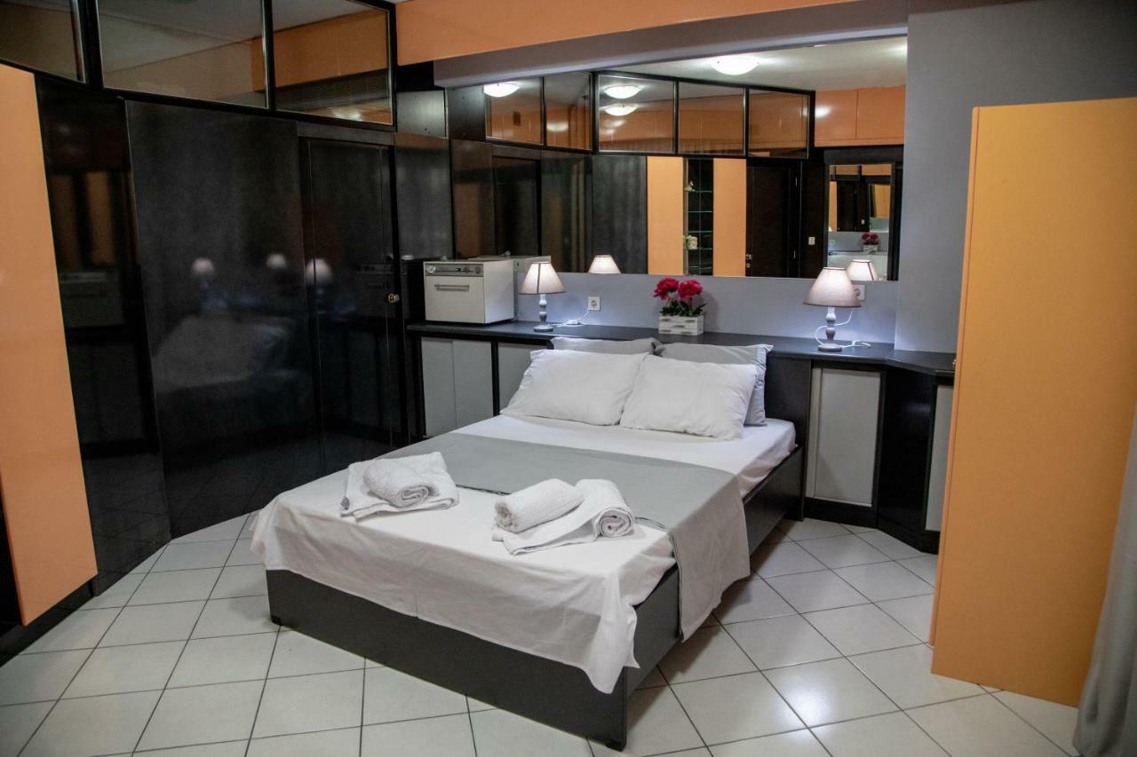 Christine'S Downtown Suites Кавала Екстериор снимка