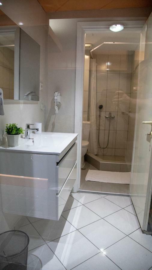Christine'S Downtown Suites Кавала Екстериор снимка